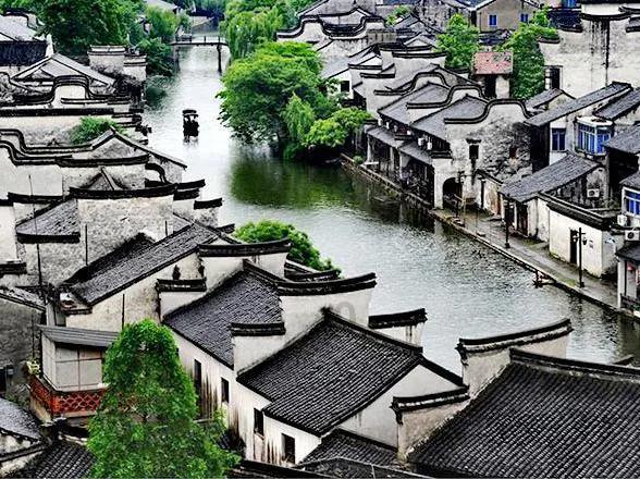 迷路的可爱男孩